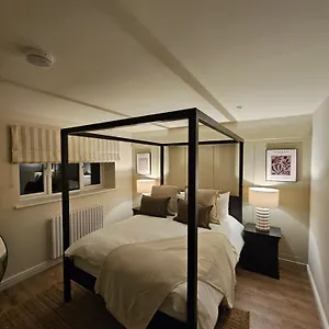 https://newditch-farm-accommodation.cardiffhotelswales.com