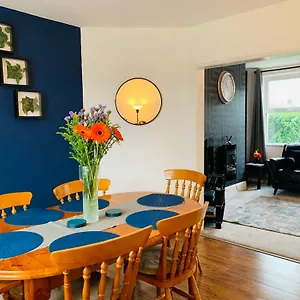 https://chic-5-bedroom-house-with-private-parking-garden.cardiffhotelswales.com